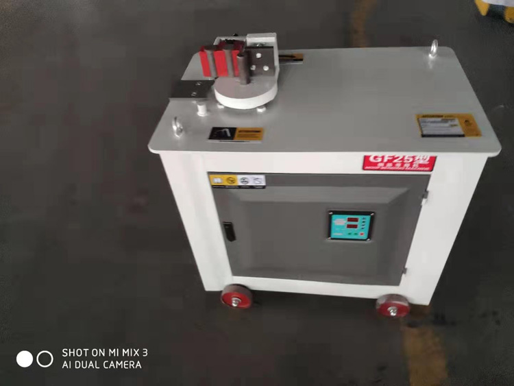 آلة ثني القضبان الفولاذية الكهربائية الصغيرة