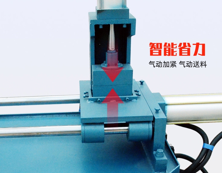 Kleine Rohrformmaschine