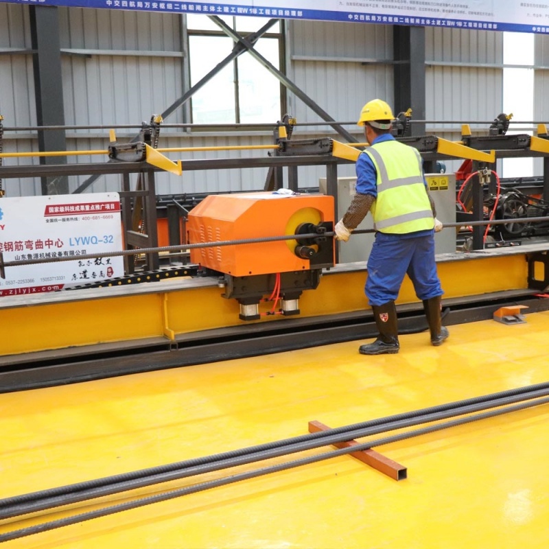 Centro di piegatura delle barre d'armatura